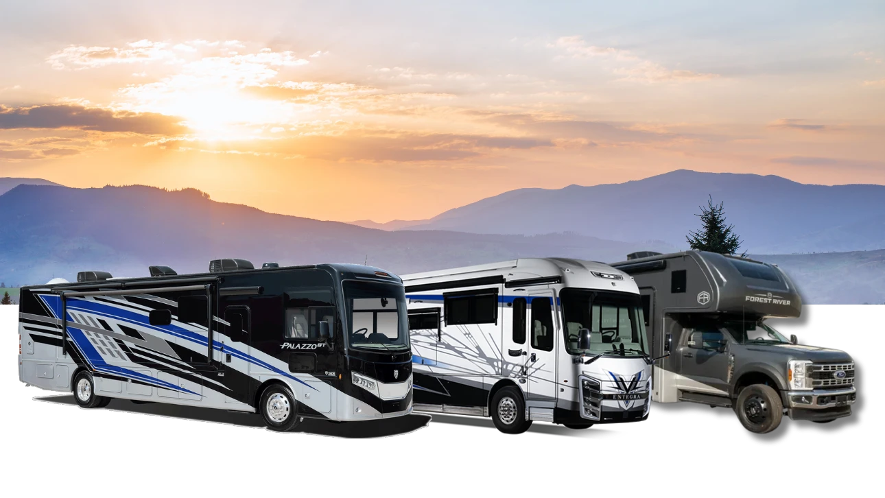Trois motorisés de différentes marques stationnés devant un paysage de montagne au coucher du soleil, représentant les meilleures roulottes et VR de 2025.