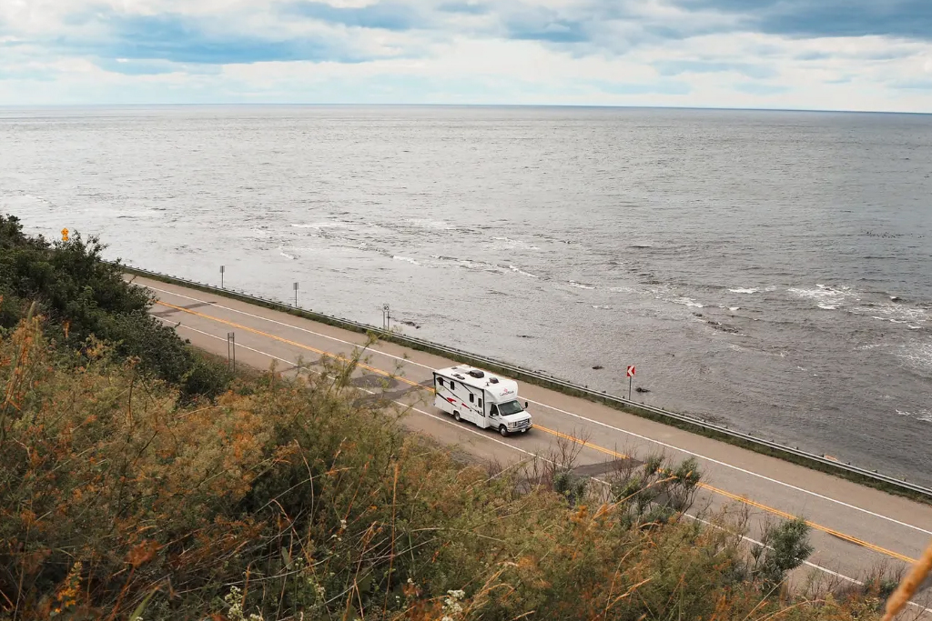 Vue d'un Vr en route en Gaspésie, une journée d'été