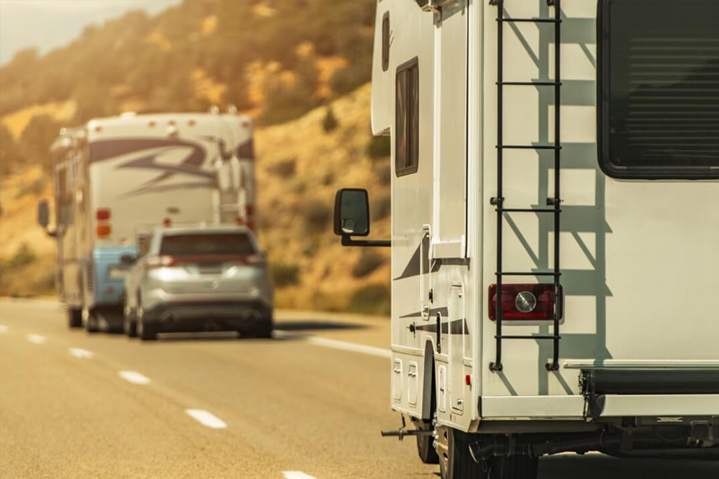 Vue arrière de près d'un VR sur route