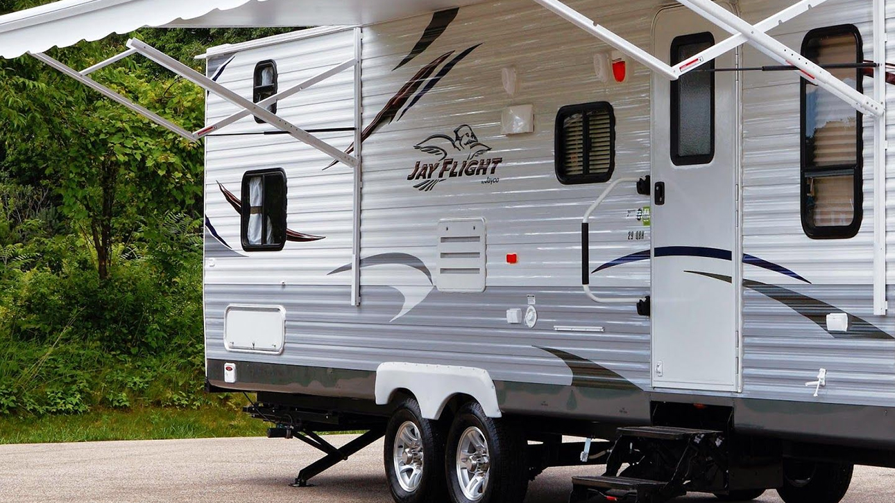 Vue extérieure d'une roulotte près pour une nouvelle saison