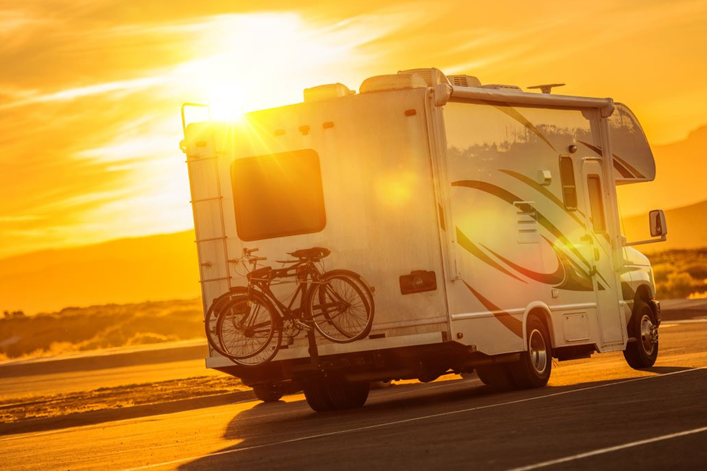 Vr sur route avec coucher de soleil